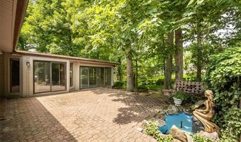 425 Kenilworth Ln, Ballwin, MO 63011