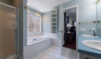 38 Kristen Ln, North Kingstown, RI 02852