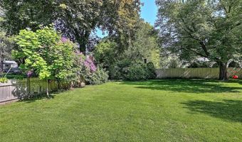 9 Roberta Dr, Barrington, RI 02806