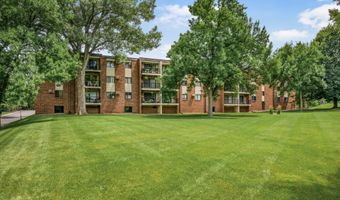 4 Pine Tree Dr 321, Arden Hills, MN 55112