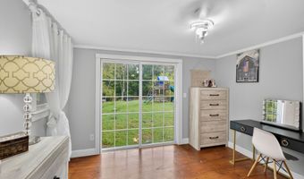 6 North Rd, Foster, RI 02825