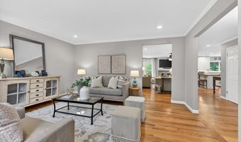 706 Clayworth Dr, Ballwin, MO 63011
