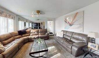 53 Coolidge Ave, Amity Harbor, NY 11701