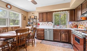 2 Violet Ct, Bergenfield, NJ 07621