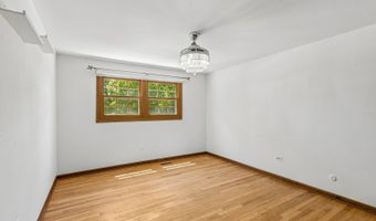 3051 N Huntington Dr, Arlington Heights, IL 60004
