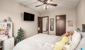 1604 W River Bend St, Brandon, SD 57005