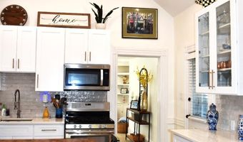 176 Richmond Ave, Amityville, NY 11701