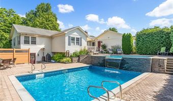 94 Greening Ln, Cranston, RI 02920