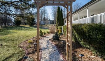 2 Shady Oak Ln, Arden, NC 28704