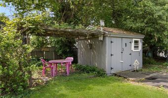 37 Reservoir Rd, Middletown, RI 02842