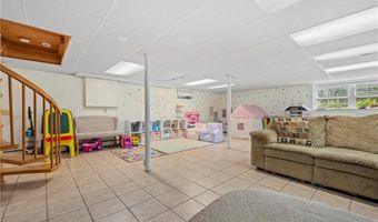 325 Shady Hill Dr, East Greenwich, RI 02818