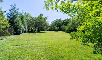 142 Honeyman Ave, Middletown, RI 02842