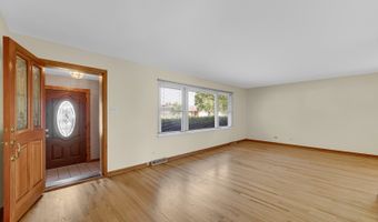 2042 W Spring Ridge Dr, Arlington Heights, IL 60004