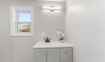 10 Woburn St, Cranston, RI 02910