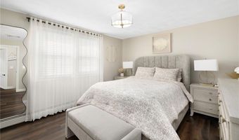 54 Salem Ave, Cranston, RI 02920