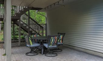 27 Grafton Dr, Bedford, NH 03110