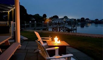 72 Marine Dr, Narragansett, RI 02882