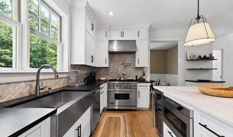 97 Oak Ln, Amagansett, NY 11937