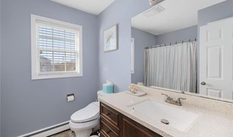 136 Corporate Pl, Middletown, RI 02842