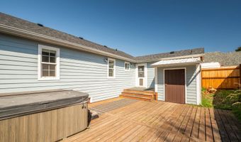 520 5TH St, Bandon, OR 97411