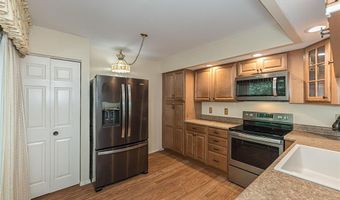 817 Woodside Trails Dr, Ballwin, MO 63021