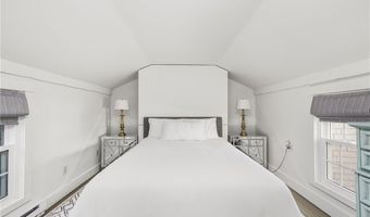 17 Old Beach Rd, Newport, RI 02840