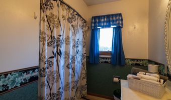 207 N 10th St, Albia, IA 52531