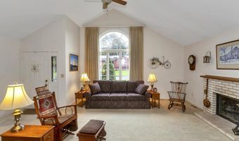 111 Cottonwood Ln, Agawam, MA 01001