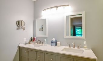 7673 Woodmere Dr 27, Athens, OH 45701