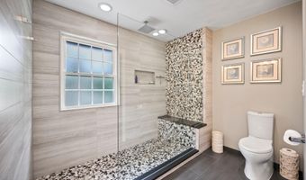 2 Independence Dr, Aberdeen, NJ 07747