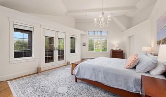 56 Summerfield Ln, Middletown, RI 02842