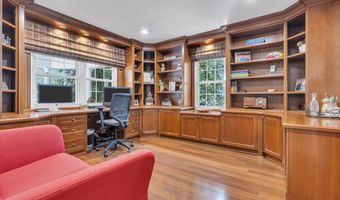 14 Bunker Hill Dr, Middletown, NJ 07748