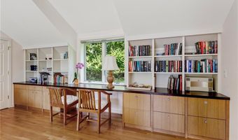 4 Alpond Dr, Newport, RI 02840