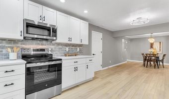 216 Hillsdale Dr, Ballwin, MO 63011