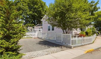21 Clinton Ave, Newport, RI 02840