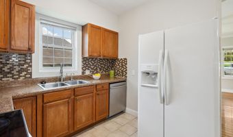 6442 HOLYOKE Dr, Annandale, VA 22003
