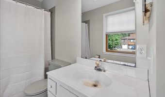 3 Fenway Dr, Albany, NY 12211