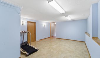 2402 Suncrest Dr, Ames, IA 50014