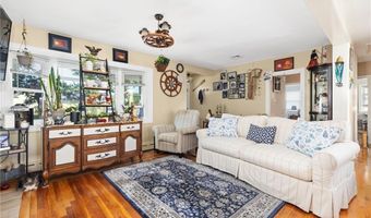 67 Linden St, Middletown, RI 02842