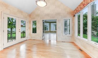 210 Chisholm Ct, Aurora, OH 44202