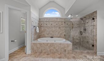 6323 Woodleigh Oaks Dr, Charlotte, NC 28226