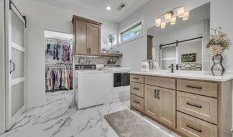 994 Emerald Hills Dr S, Arnolds Park, IA 51331
