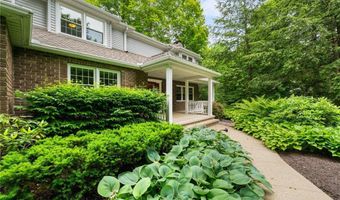 3881 Ravinewood Dr, Austinburg, OH 44010