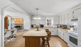 6 Lakewood Dr, Narragansett, RI 02882