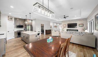 2820 E Daybreak Cir, Brandon, SD 57005