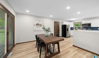 1912 E Sylvan Cir, Brandon, SD 57005