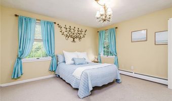 36 Beauchamp Dr, North Kingstown, RI 02874