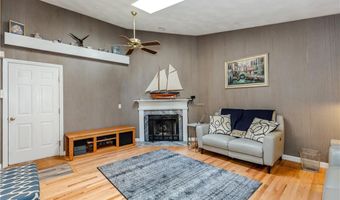 20 Birch View Ct, Cranston, RI 02921