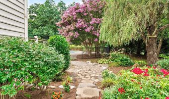 6 Sleepy Hollow Ct, Allentown, NJ 08501