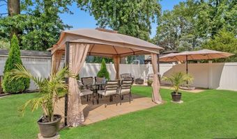 201 Maiden Ln, Bergenfield, NJ 07621